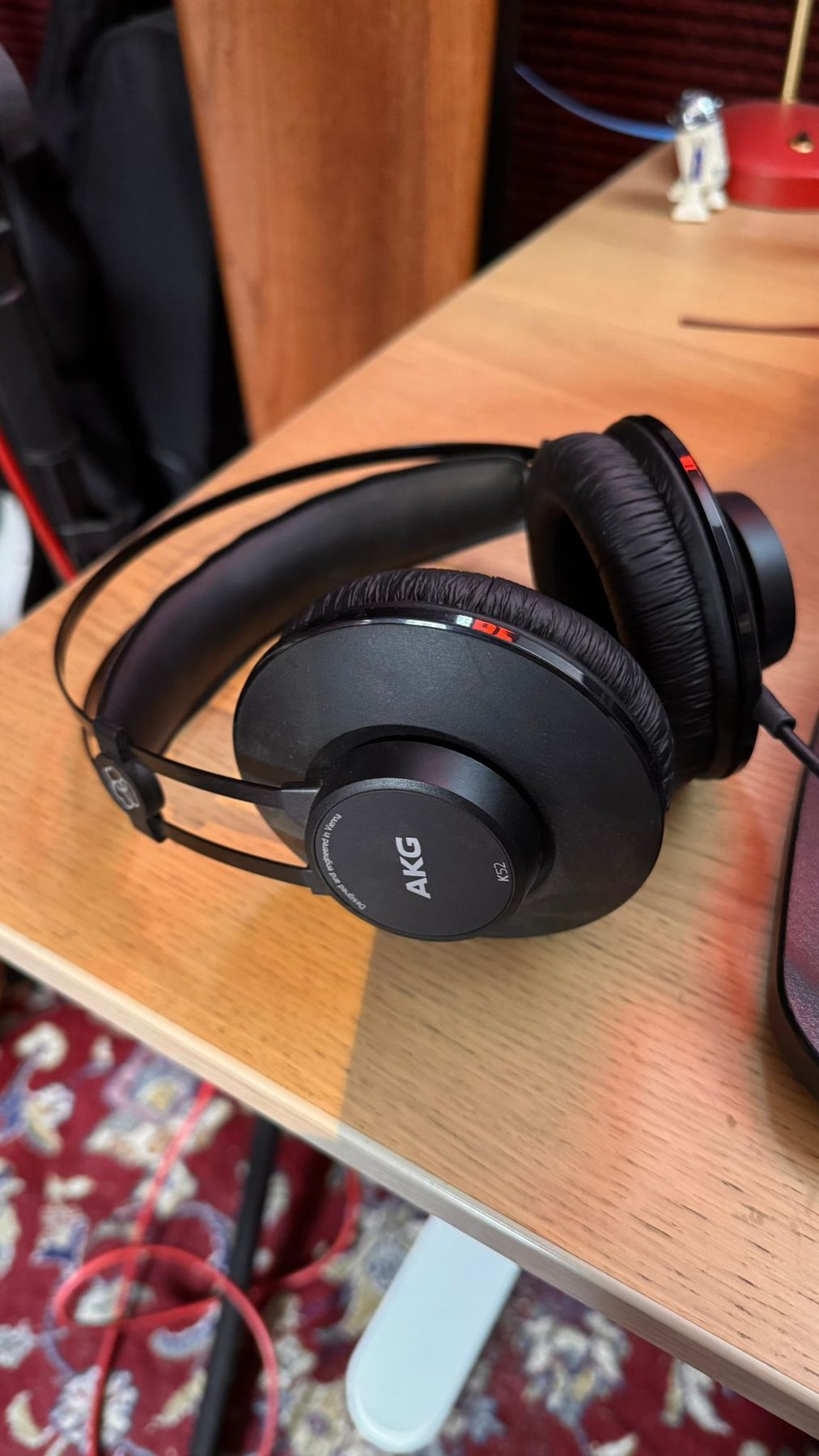 AKG K52